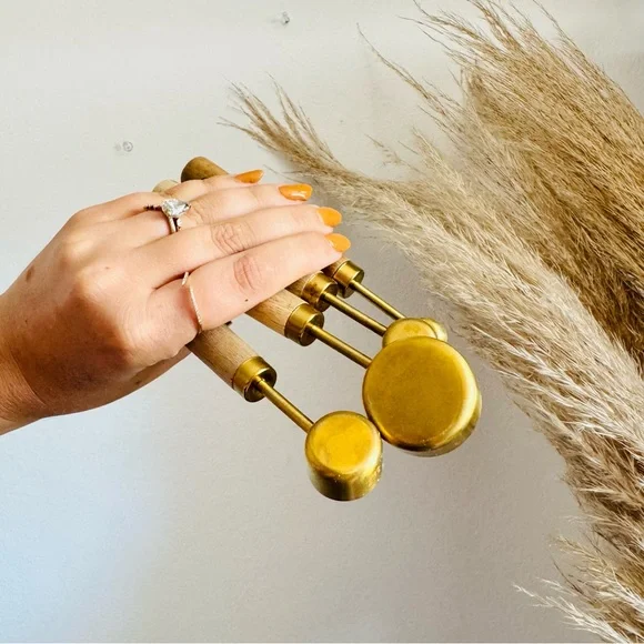 4 ANTHROPOLOGIE Gold Brass Metallic Cup Wood Handle Measuring Spoons Cooking Set - Picture 4 of 7